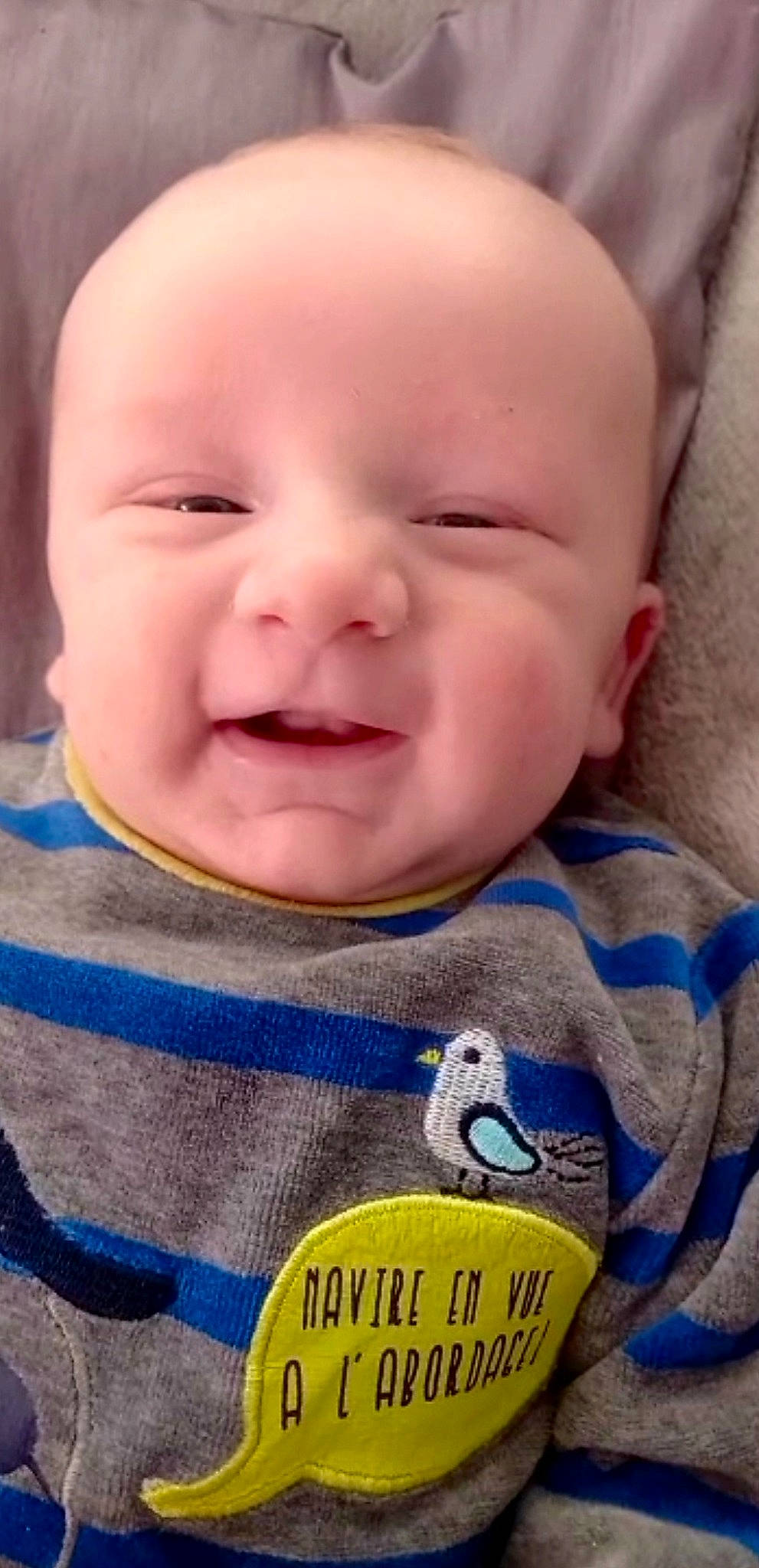 Eloann a rejoint le concours — aidez-le/la à gagner de superbes lots ! baby, baby_toddler_clothing, cheek, child, clothing, collar, electric_blue, eye, eyebrow, fun, happy, head, iris, nose, person, product, skin, sleeve, smile, toddler