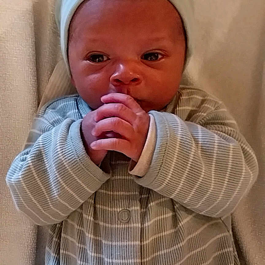 Ahmed a rejoint le concours — aidez-le/la à gagner de superbes lots ! baby, blanket, child, clasped_hands, cozy, cute, eyes, face, hands, hat, indoors, infant, lying_down, newborn, onesie, portrait, sleepwear, small_fingers, soft_texture, striped_clothing