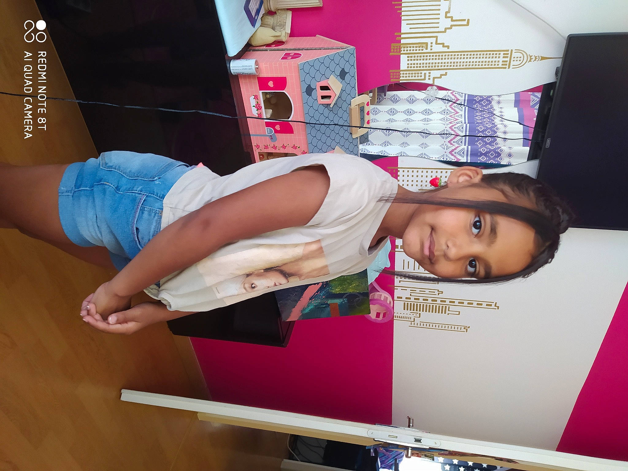 Naomi a rejoint le concours — aidez-le/la à gagner de superbes lots ! arm, joy, leg, person