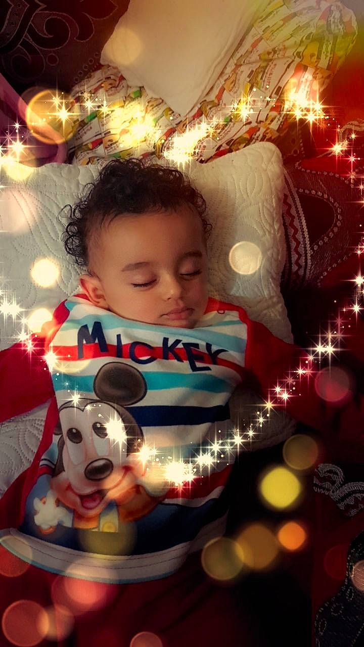 Ilyan participe au concours pour gagner de l'argent avec cette photo : child, christmas, christmas_decoration, christmas_eve, christmas_lights, event, holiday, interior_design, person, smile, toddler