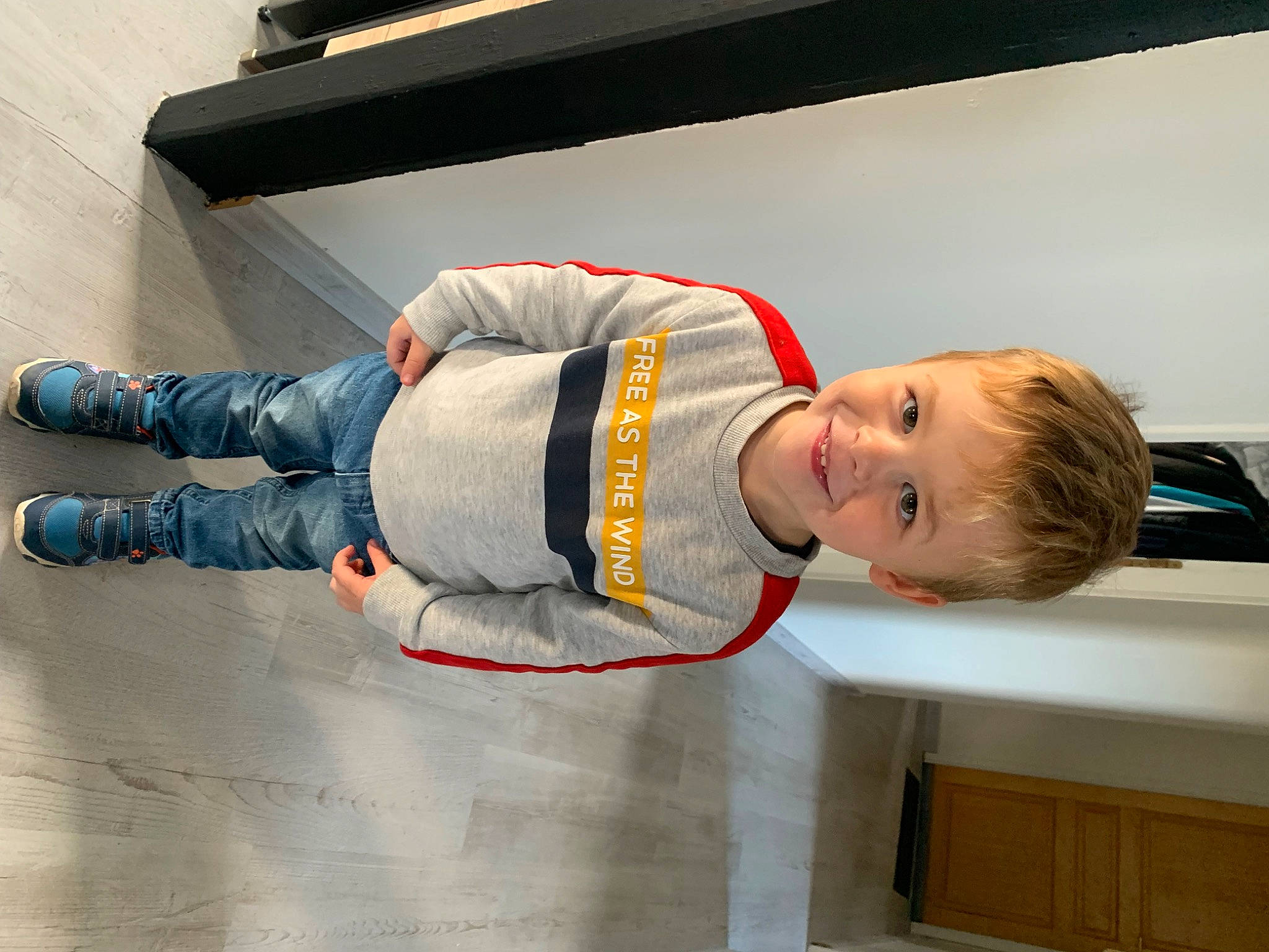Louka participe au concours pour gagner de l'argent avec cette photo : baby, baby_toddler_clothing, carmine, child, comfort, flooring, fun, human_leg, joy, knee, person, room, sleeve, smile, toddler, walking_shoe, wood