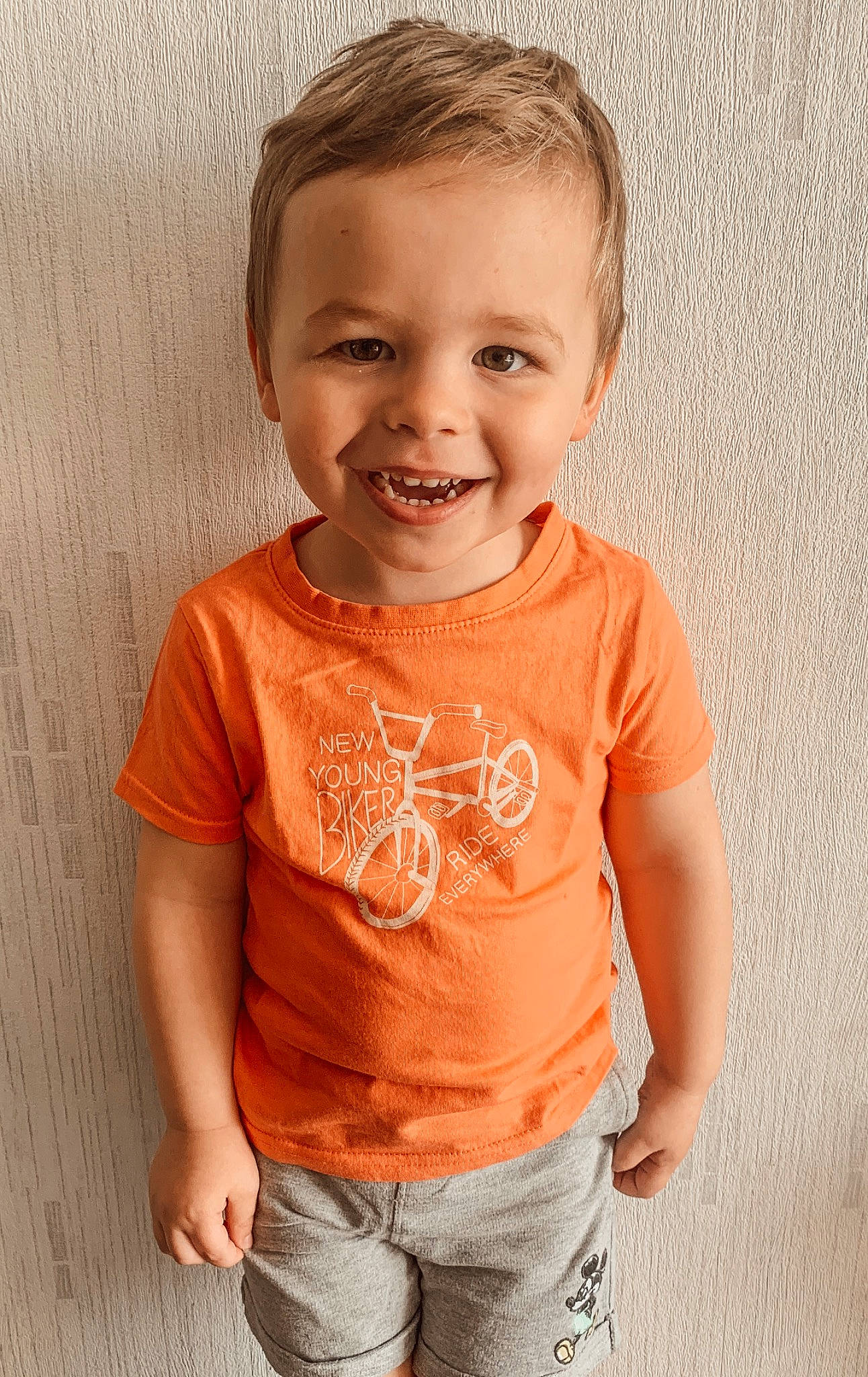 Louka participe au concours pour gagner de l'argent avec cette photo : baby, baby_toddler_clothing, cheek, child, eye, face, hair, happy, human_body, iris, joy, lip, nose, pattern, peach, person, skin, sleeve, smile, t_shirt
