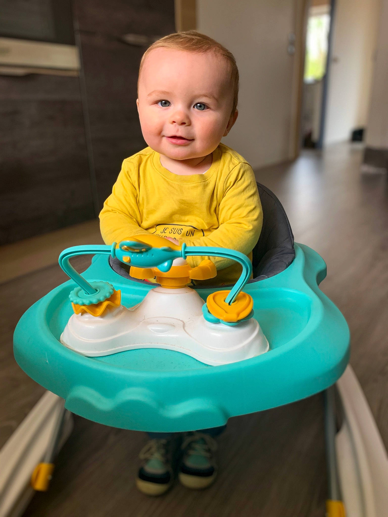 Louka a rejoint le concours — aidez-le/la à gagner de superbes lots ! baby, baby_products, baby_toddler_clothing, bib, child, eye, food, fun, happy, head, leisure, person, plastic, riding_toy, room, sitting, skin, t_shirt, table, tableware