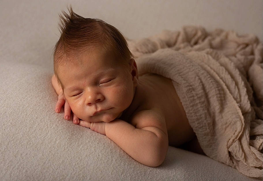 Lowen a rejoint le concours — aidez-le/la à gagner de superbes lots ! baby, baby_toddler_clothing, cheek, child, close_up, comfort, ear, face, finger, flash_photography, flooring, hand, happy, human_body, iris, linens, nose, person, skin, toddler