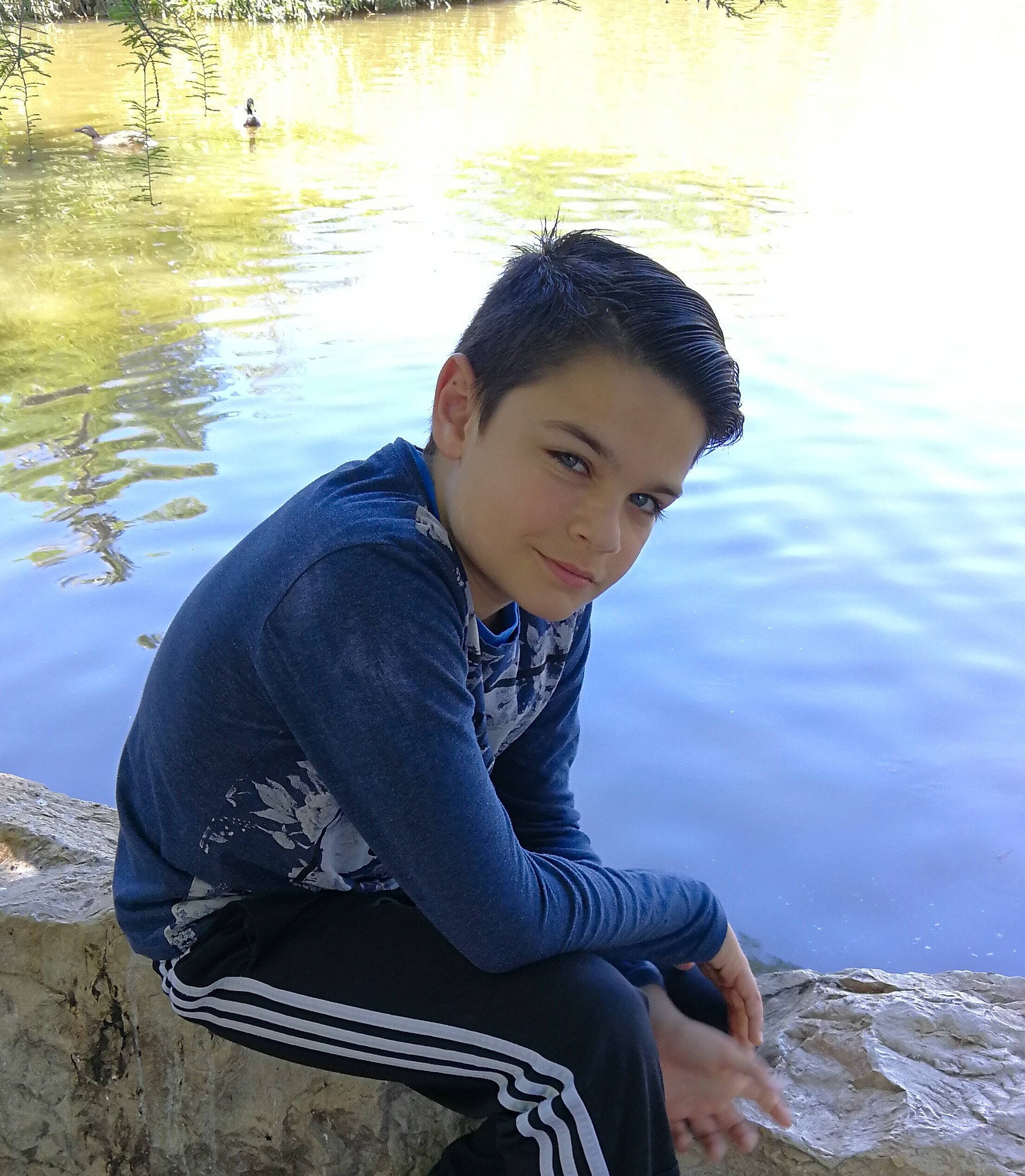 Matteo participe au concours pour gagner de l'argent avec cette photo : boy, child, fun, girl, happiness, human, leisure, male, person, recreation, sitting, smile, tree, vacation, water