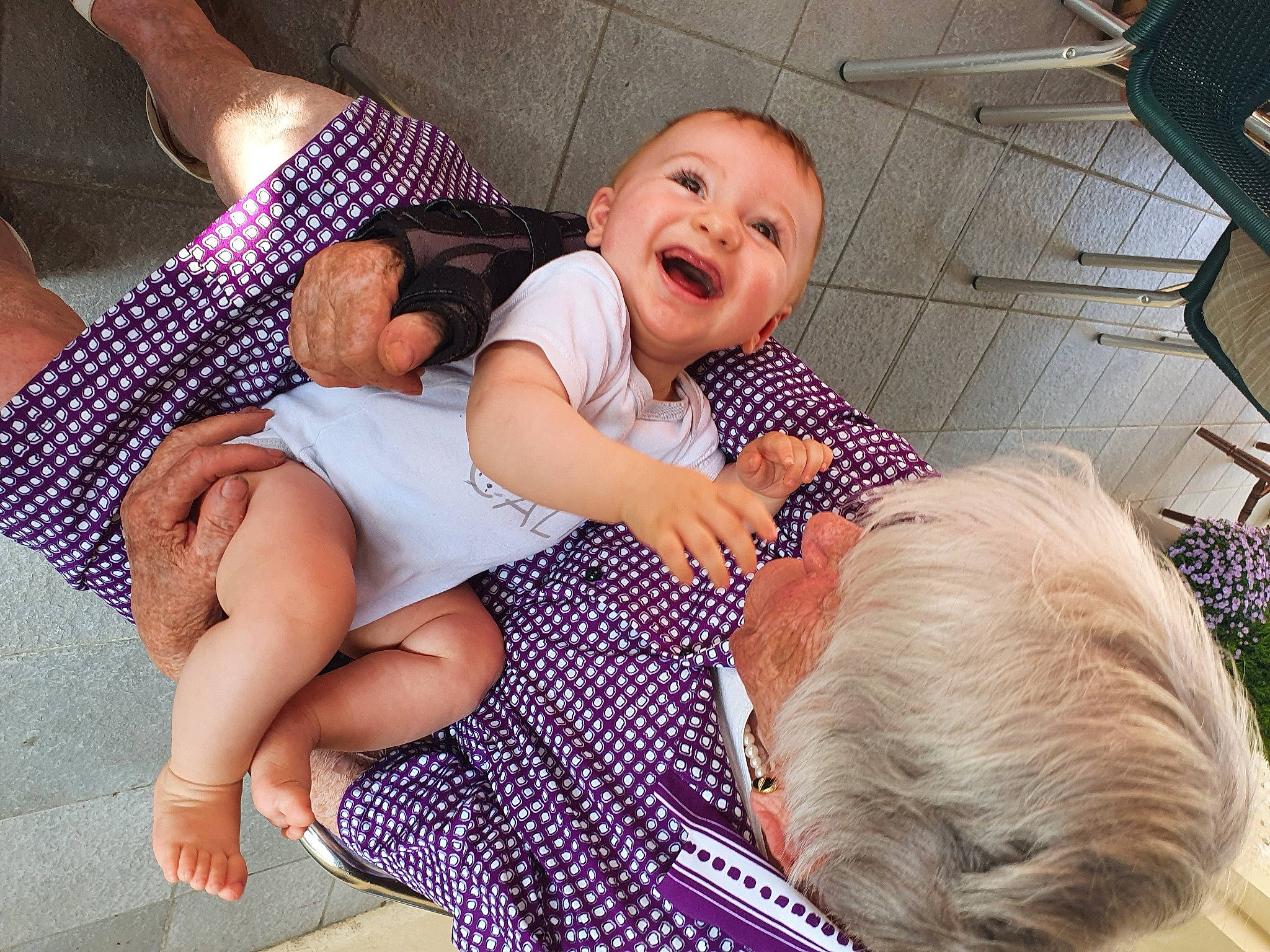 Evann a rejoint le concours — aidez-le/la à gagner de superbes lots ! arm, baby, birth, child, facial_expression, finger, hand, happy, human, interaction, lap, leg, love, people, person, product, sitting, sleep, smile, toddler