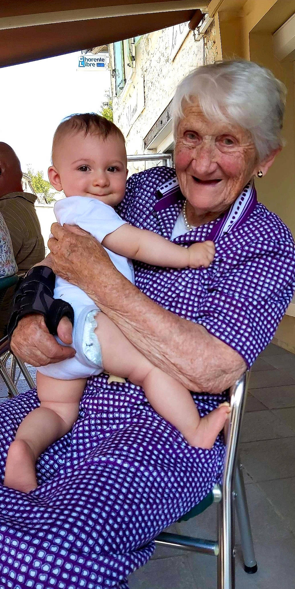 Evann a rejoint le concours — aidez-le/la à gagner de superbes lots ! baby, child, family, grandparent, joy, lap, leg, people, person, sitting, smile, toddler