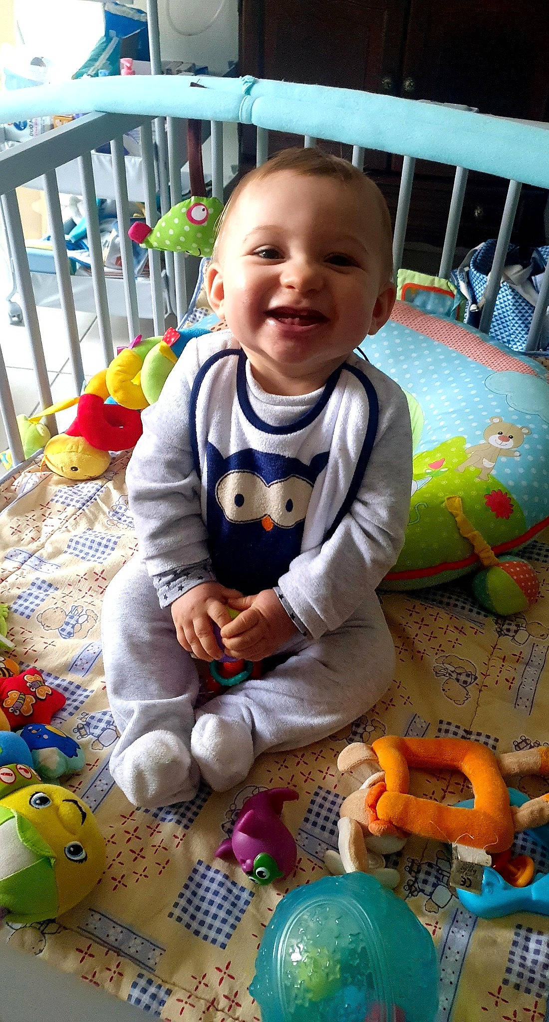 Evann participe au concours pour gagner de l'argent avec cette photo : baby, baby_products, baby_toys, child, joy, person, play, plush, sitting, smile, stuffed_toy, toddler, toy