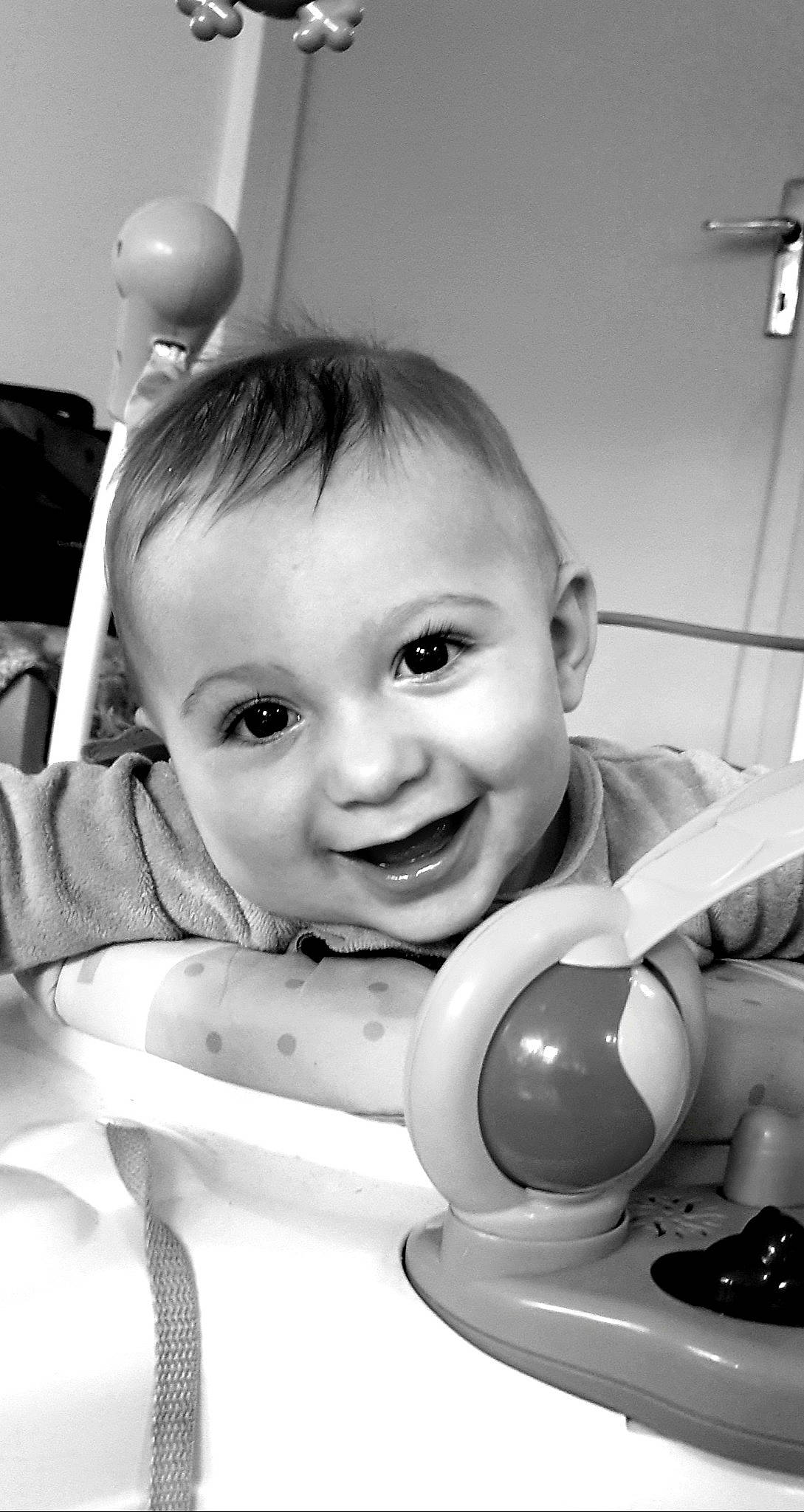 Evann a rejoint le concours — aidez-le/la à gagner de superbes lots ! baby, beauty, black, black_and_white, child, ear, eye, facial_expression, fun, hairstyle, happy, joy, monochrome, person, photography, product, room, skin, smile, snapshot