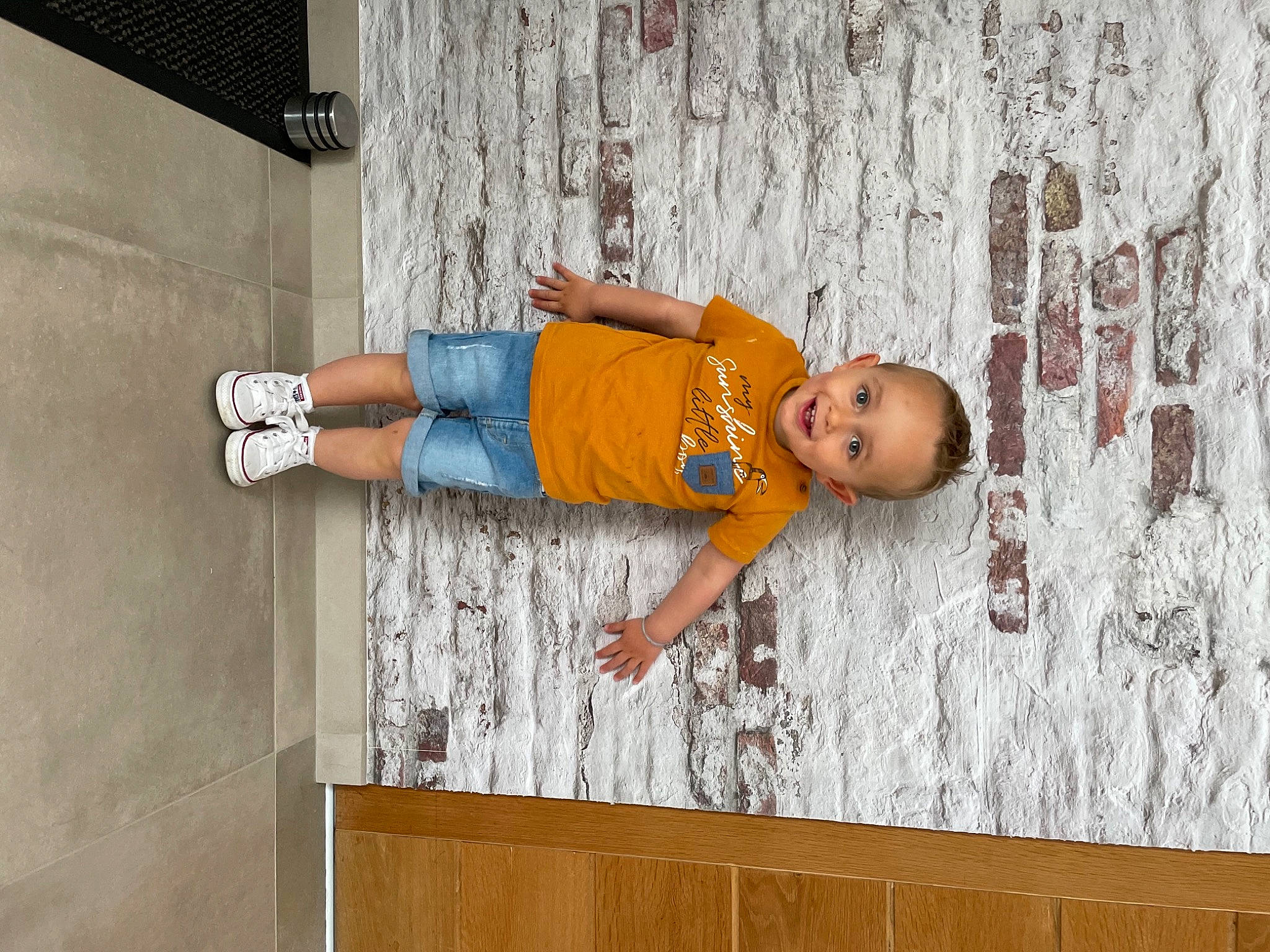 Luka participe au concours pour gagner de l'argent avec cette photo : baby, child, fun, happy, joy, leisure, person, room, sitting, street_fashion, t_shirt, toddler, visual_arts, wood