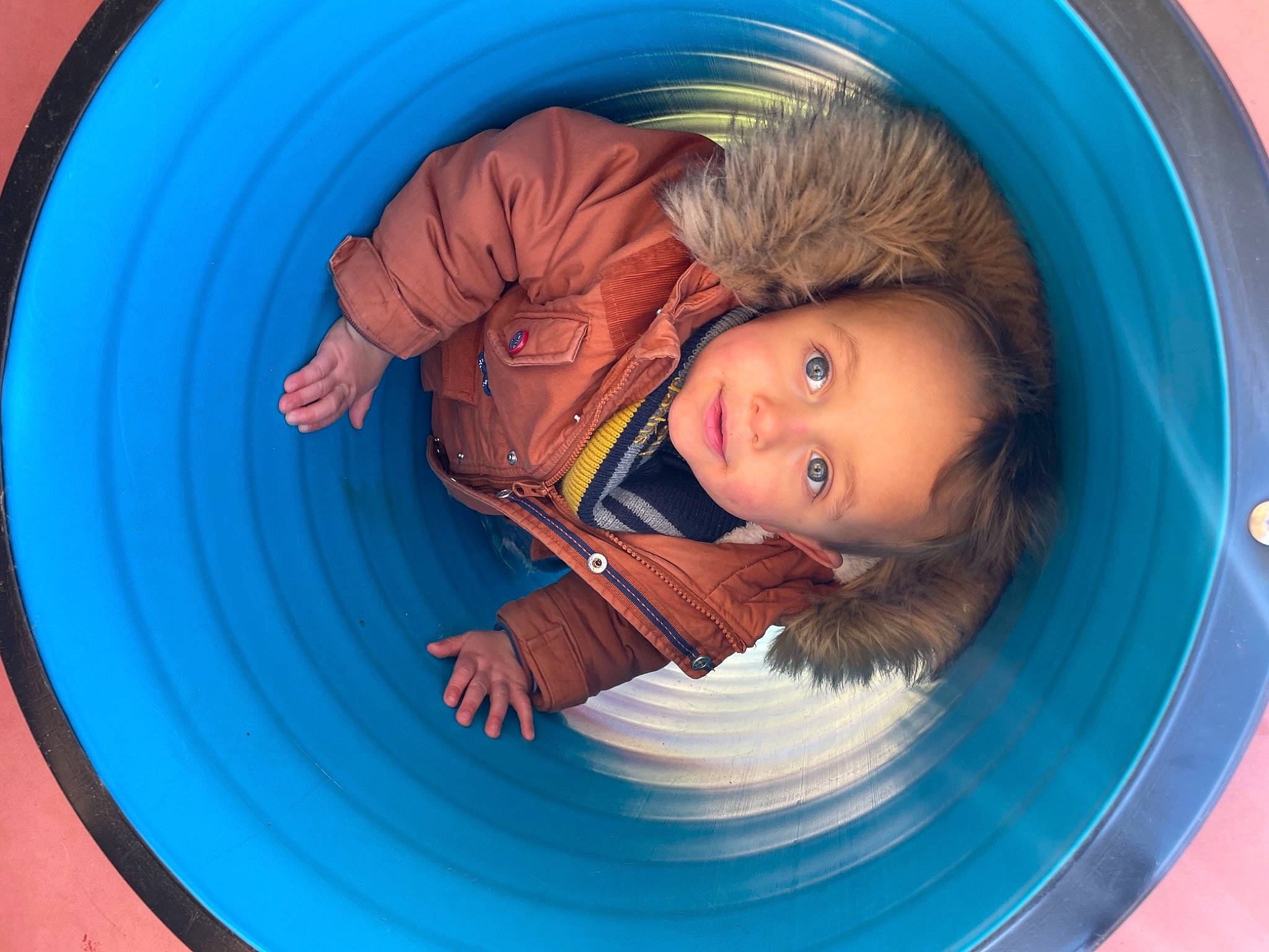Luka a rejoint le concours — aidez-le/la à gagner de superbes lots ! aqua, azure, baby, baby_products, bathing, blue, child, circle, electric_blue, fun, happy, leisure, nose, organ, outdoor_play_equipment, person, pink, playground, recreation, skin