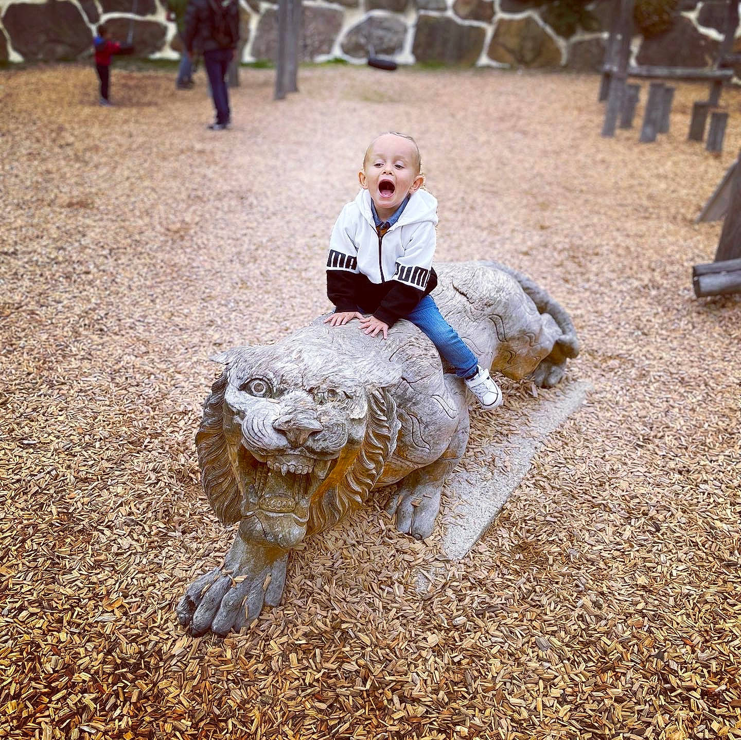 Luka participe au concours pour gagner de l'argent avec cette photo : chair, city, event, fun, fur, garden, grass, leisure, mud, person, recreation, sand, sculpture, shrub, sitting, soil, statue, toddler, tradition, wheel