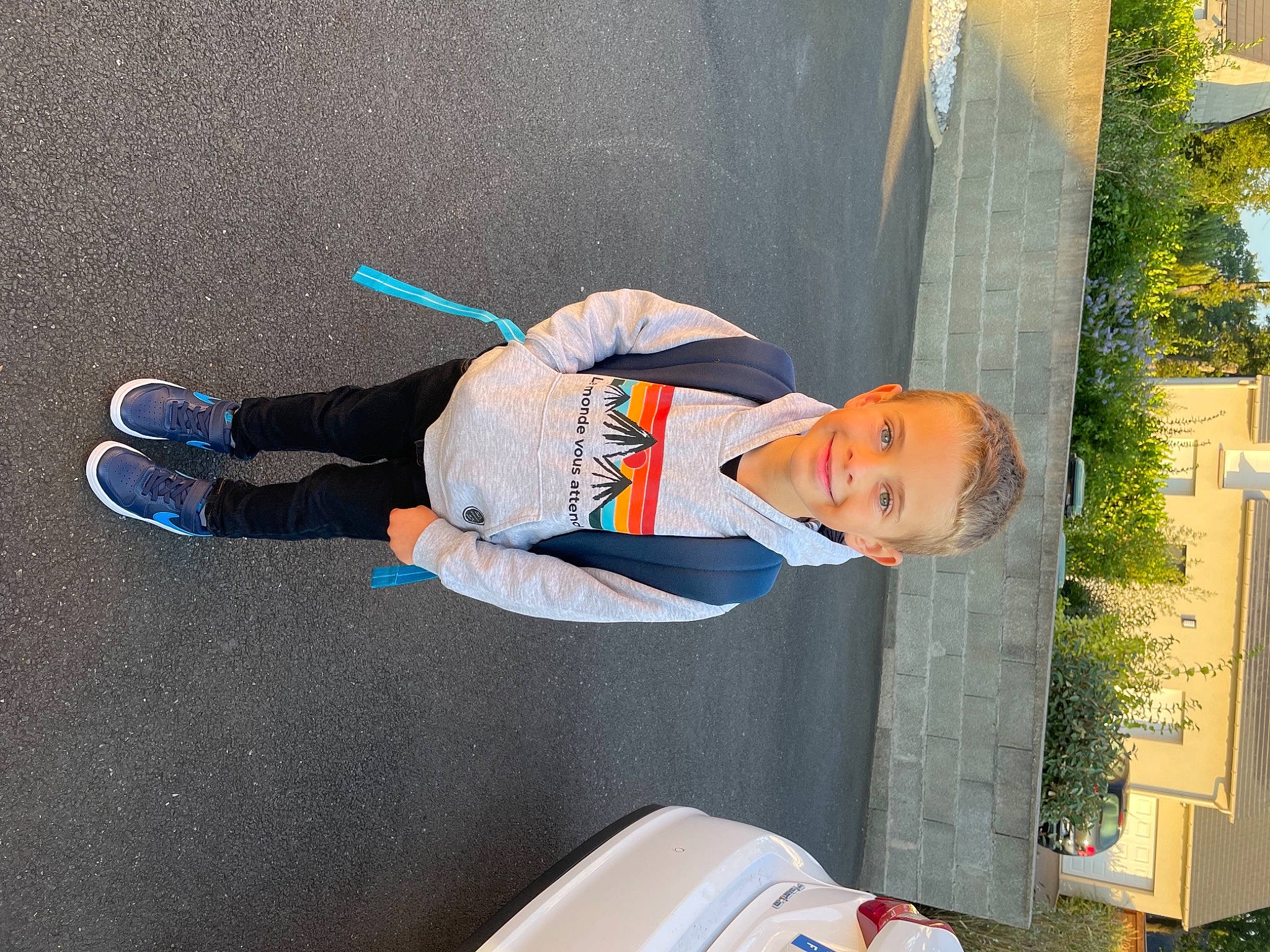 Ethan participe au concours pour gagner de l'argent avec cette photo : asphalt, automotive_exterior, automotive_lighting, car, concrete, electric_blue, family_car, fun, hat, joy, leisure, outdoor_shoe, person, plant, recreation, toddler, tree, trunk, vehicle, vehicle_door