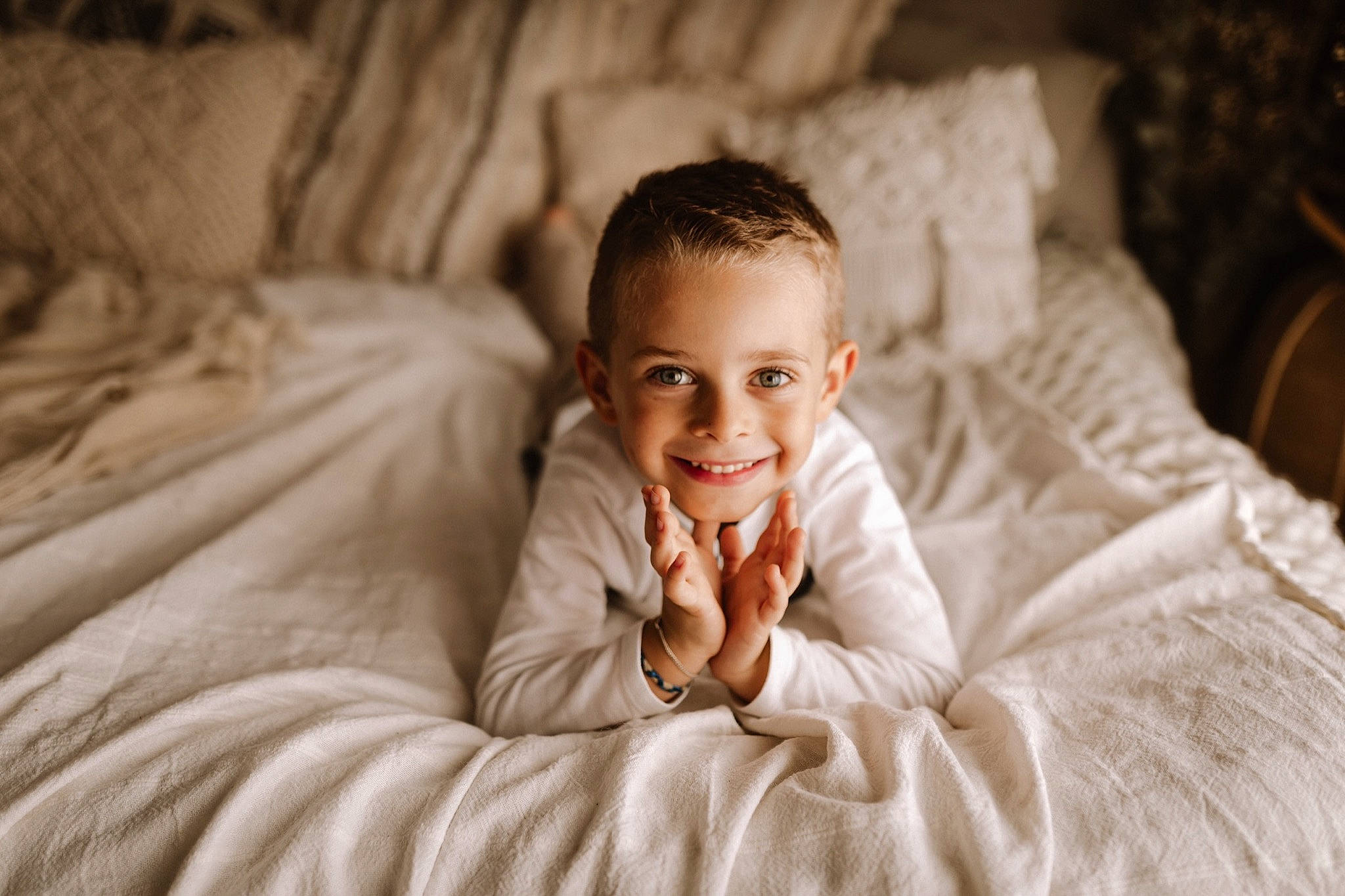 Ethan a rejoint le concours — aidez-le/la à gagner de superbes lots ! child, close_up, comfort, event, eye, flash_photography, flooring, fun, fur, gesture, happy, head, joy, linens, monochrome, monochrome_photography, nose, person, sitting, smile
