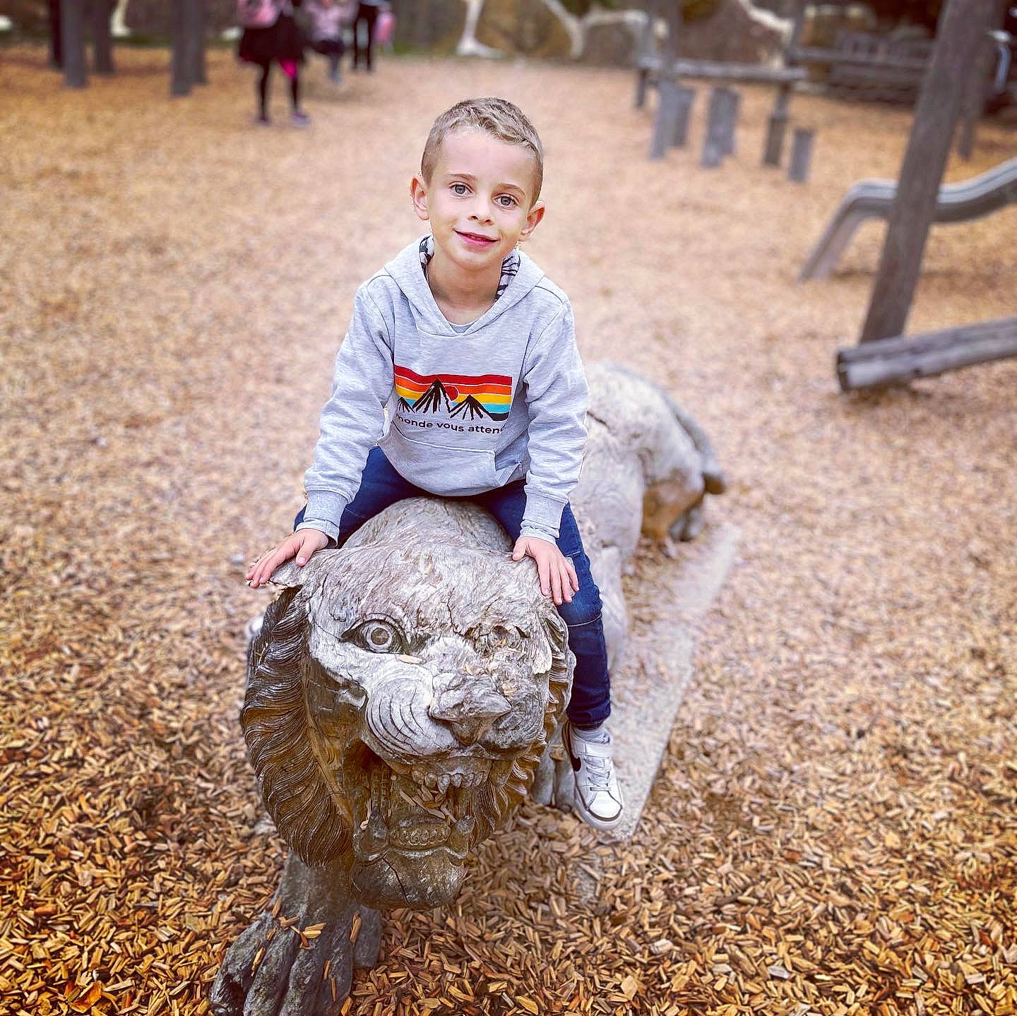 Ethan a rejoint le concours — aidez-le/la à gagner de superbes lots ! adaptation, autumn, baby, child, fun, grass, happy, joy, landscape, leisure, nature, people_in_nature, person, recreation, sand, sitting, smile, soil, t_shirt, toddler