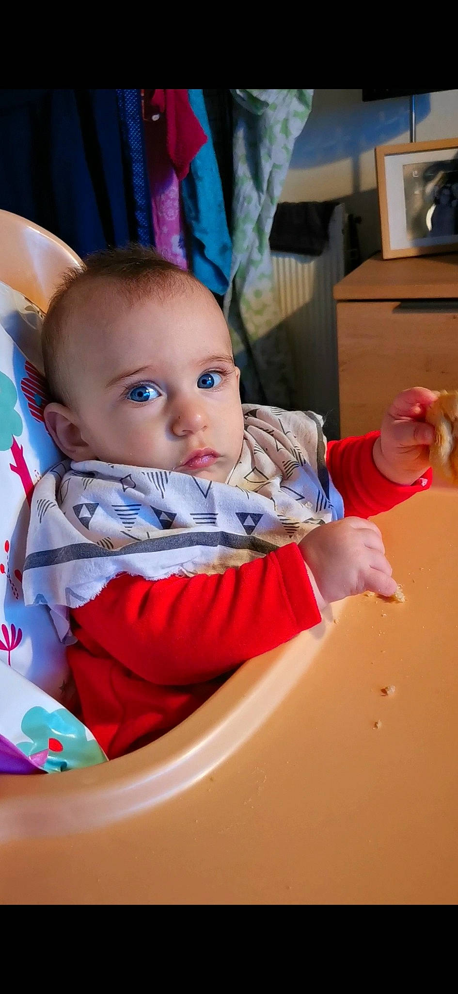 Maxime a rejoint le concours — aidez-le/la à gagner de superbes lots ! baby, baby_products, baby_toddler_clothing, bib, cheek, child, comfort, finger, linens, person, toddler