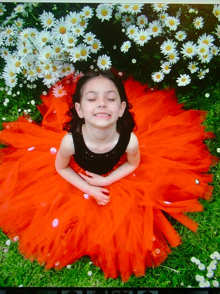 Thannina a rejoint le concours — aidez-le/la à gagner de superbes lots ! ballet_tutu, child, child_model, clothing, costume, flower, flower_girl, happy, joy, orange, person, petal, photography, plant, smile