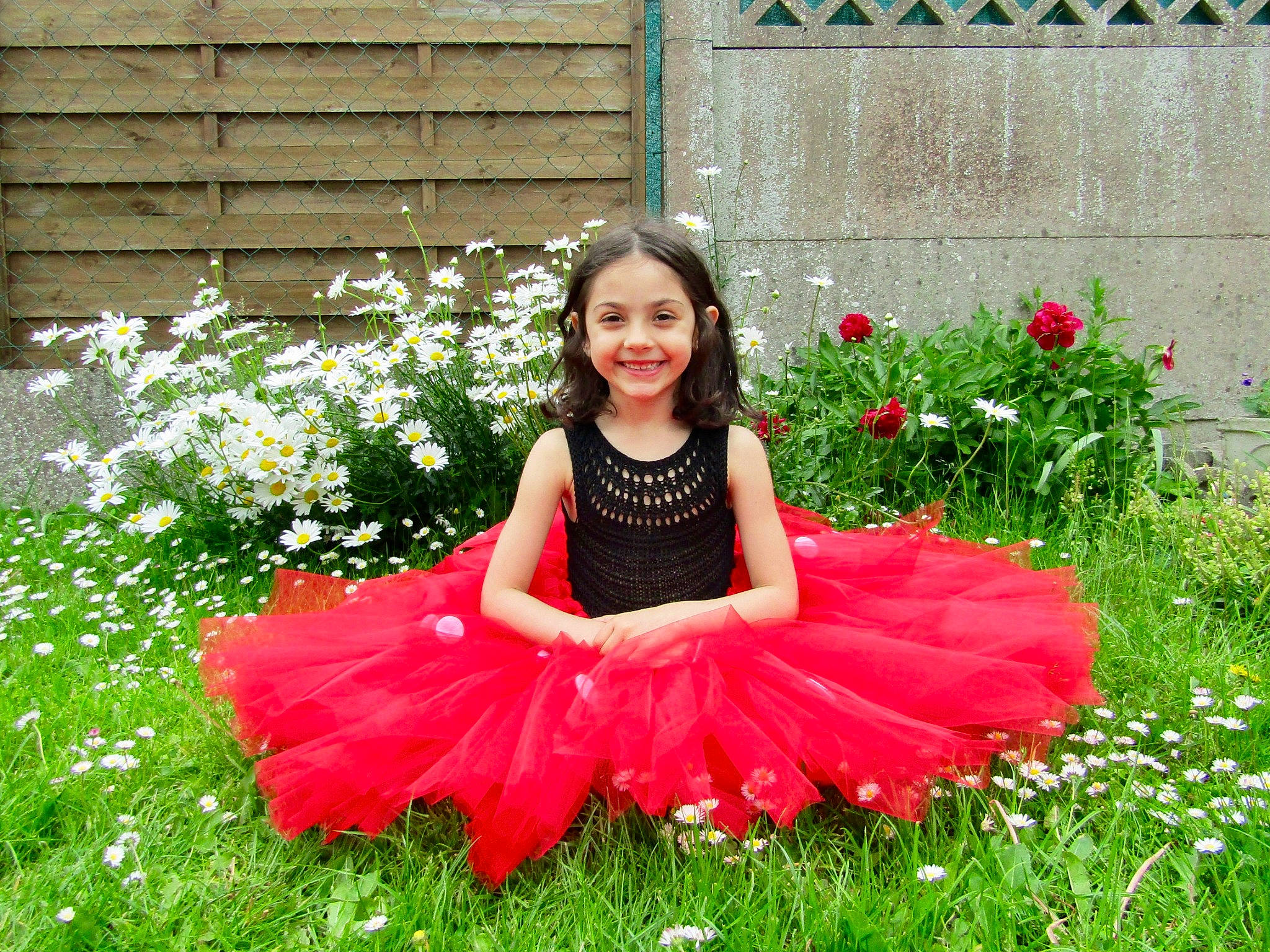 Thannina participe au concours pour gagner de l'argent avec cette photo : ballet_tutu, child, clothing, costume, dress, flower, flower_girl, grass, joy, person, petal, pink, plant, red