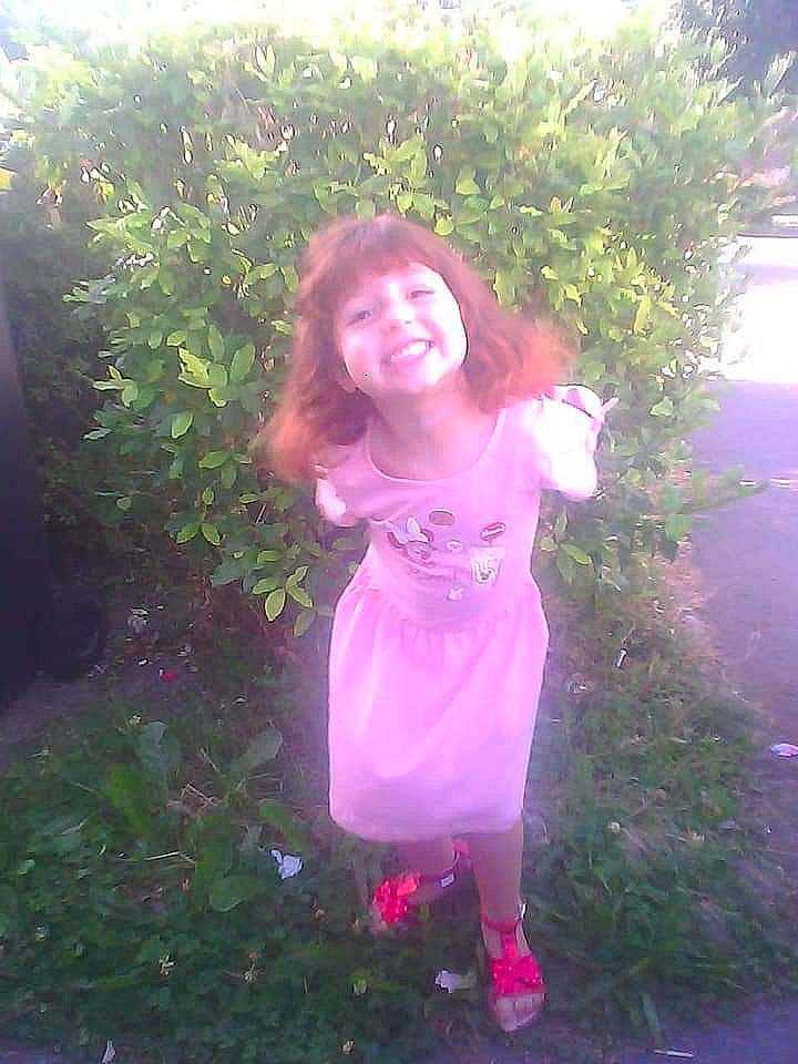 Silina participe au concours pour gagner de l'argent avec cette photo : fun, grass, joy, leaf, light, magenta, person, pink, plant, smile, summer, sunlight, tree