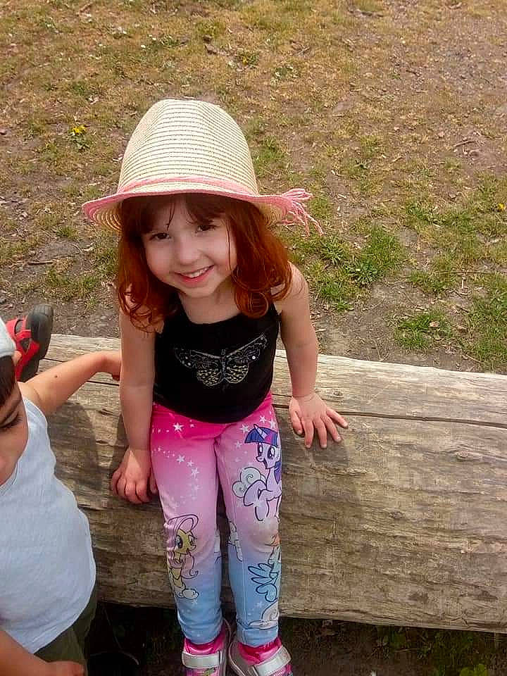 Silina participe au concours pour gagner de l'argent avec cette photo : child, child_model, clothing, fashion_accessory, footwear, hat, headgear, headwear, joy, person, pink, smile, sun_hat, toddler