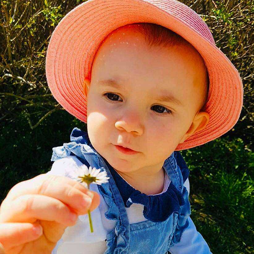 Céleste a rejoint le concours — aidez-le/la à gagner de superbes lots ! baby, bonnet, cap, cheek, child, clothing, cool, eye, fashion_accessory, grass, hat, headgear, lip, outerwear, person, play, skin, smile, summer, sun_hat