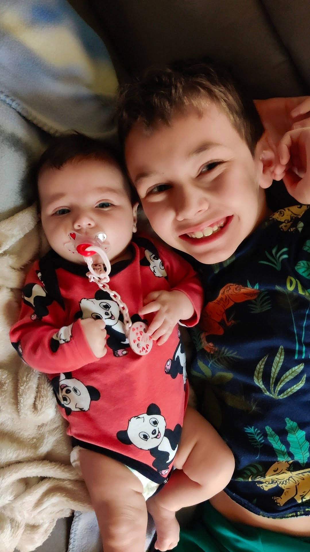 Nohan participe au concours pour gagner de l'argent avec cette photo : baby_toddler_clothing, cheek, chin, eye, face, facial_expression, hair, hairstyle, happy, head, human_body, joy, lip, mouth, neck, nose, organ, person, skin, sleeve