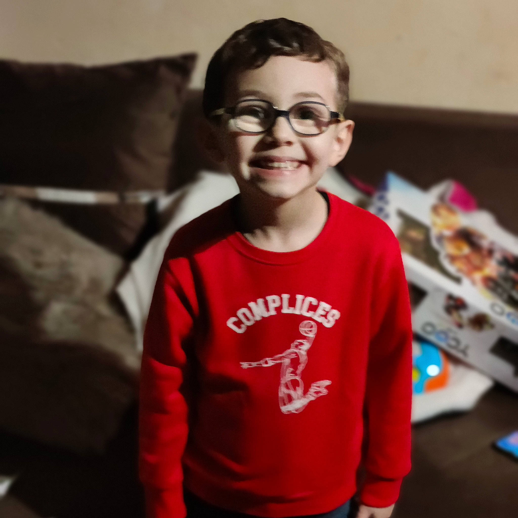 Nohan participe au concours pour gagner de l'argent avec cette photo : active_shirt, child, chin, cool, eyewear, forehead, fun, glasses, happy, holiday, joy, long_sleeved_t_shirt, mammal, neck, person, room, sleeve, smile, sportswear, t_shirt