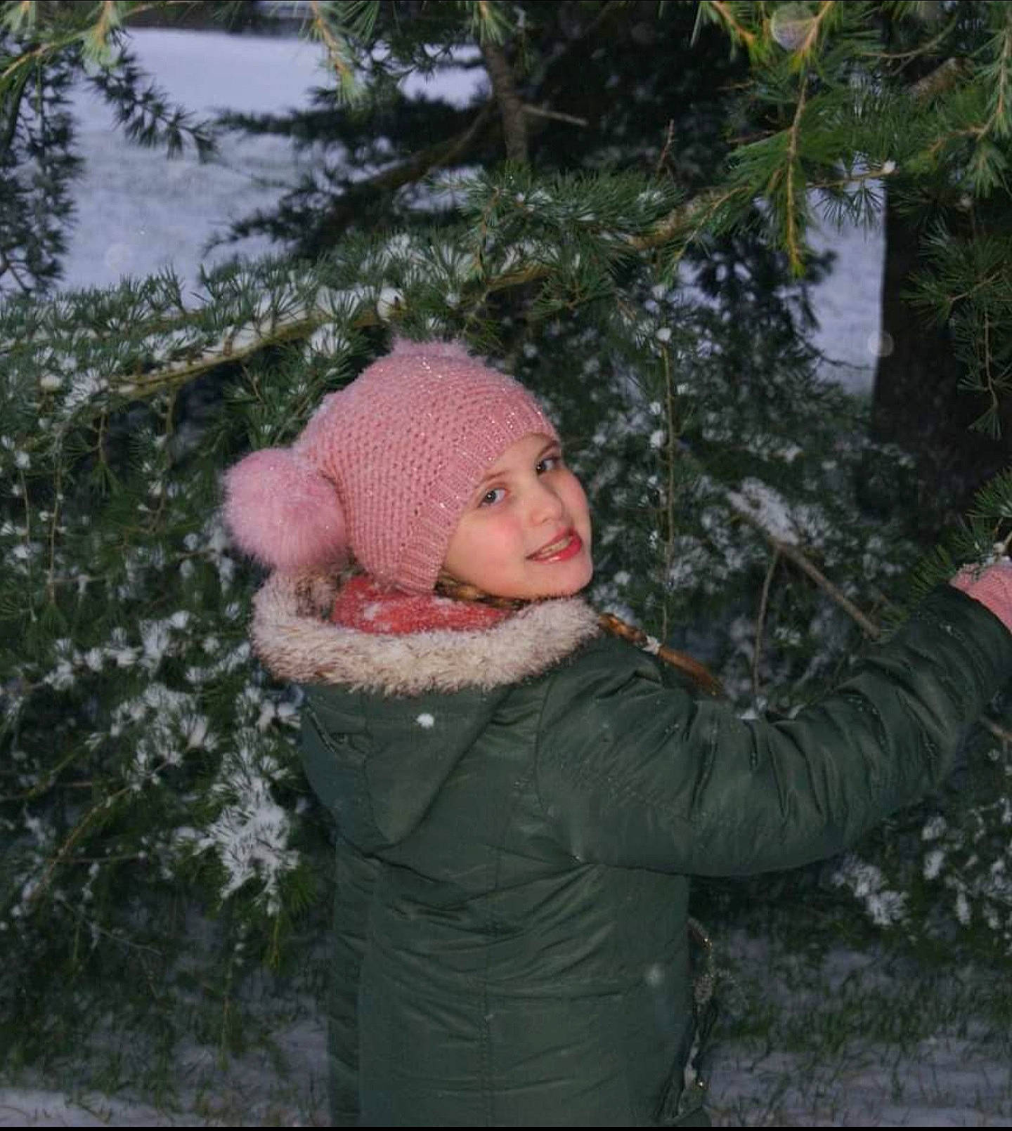 Irina a rejoint le concours — aidez-le/la à gagner de superbes lots ! beanie, cap, child, freezing, frost, fur, grass, headwear, joy, knit_cap, lawn_ornament, organism, pattern, people_in_nature, person, pink, plant, playing_in_the_snow, precipitation, snow