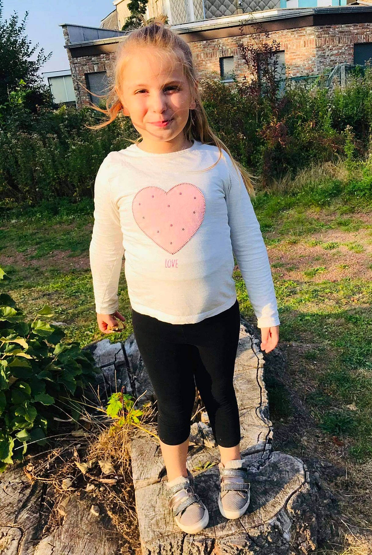 Irina participe au concours pour gagner de l'argent avec cette photo : active_pants, baby_toddler_clothing, backyard, cottage, garden, joy, leggings, outdoor_shoe, pattern, people_in_nature, person, shrub, sleeve, soil, spring, sweatpant, yard
