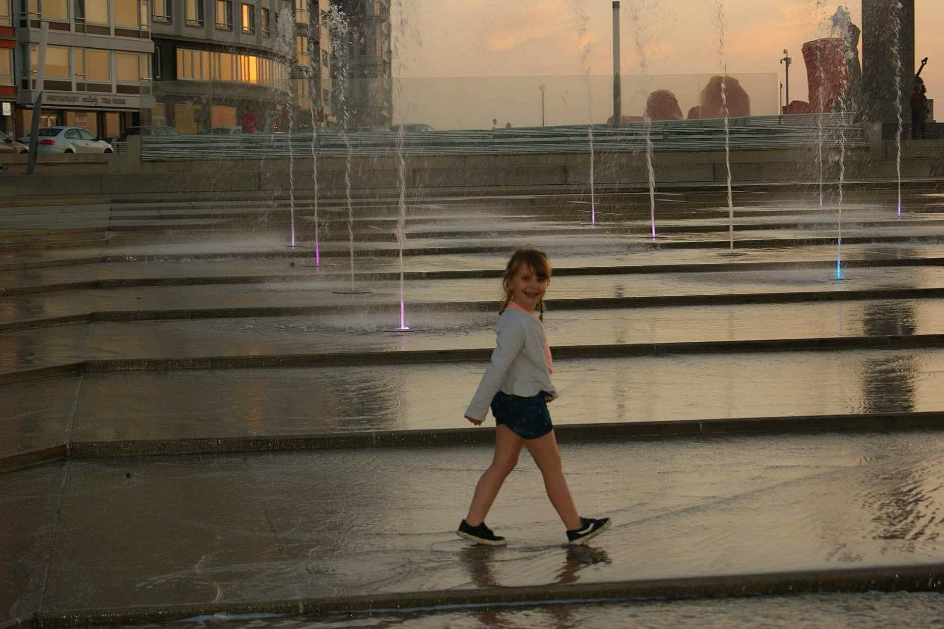 Irina participe au concours pour gagner de l'argent avec cette photo : architecture, evening, footwear, joy, person, photography, snapshot, standing, water, world