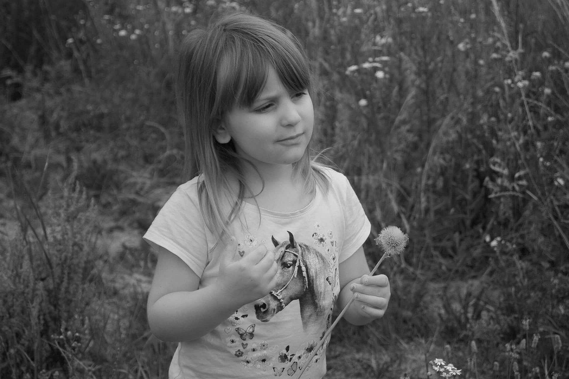 Irina participe au concours pour gagner de l'argent avec cette photo : adaptation, black, black_and_white, child, finger, forest, grass, hand, monochrome, monochrome_photography, natural_environment, nature, people_in_nature, person, photograph, photography, plant, portrait, smile, snapshot