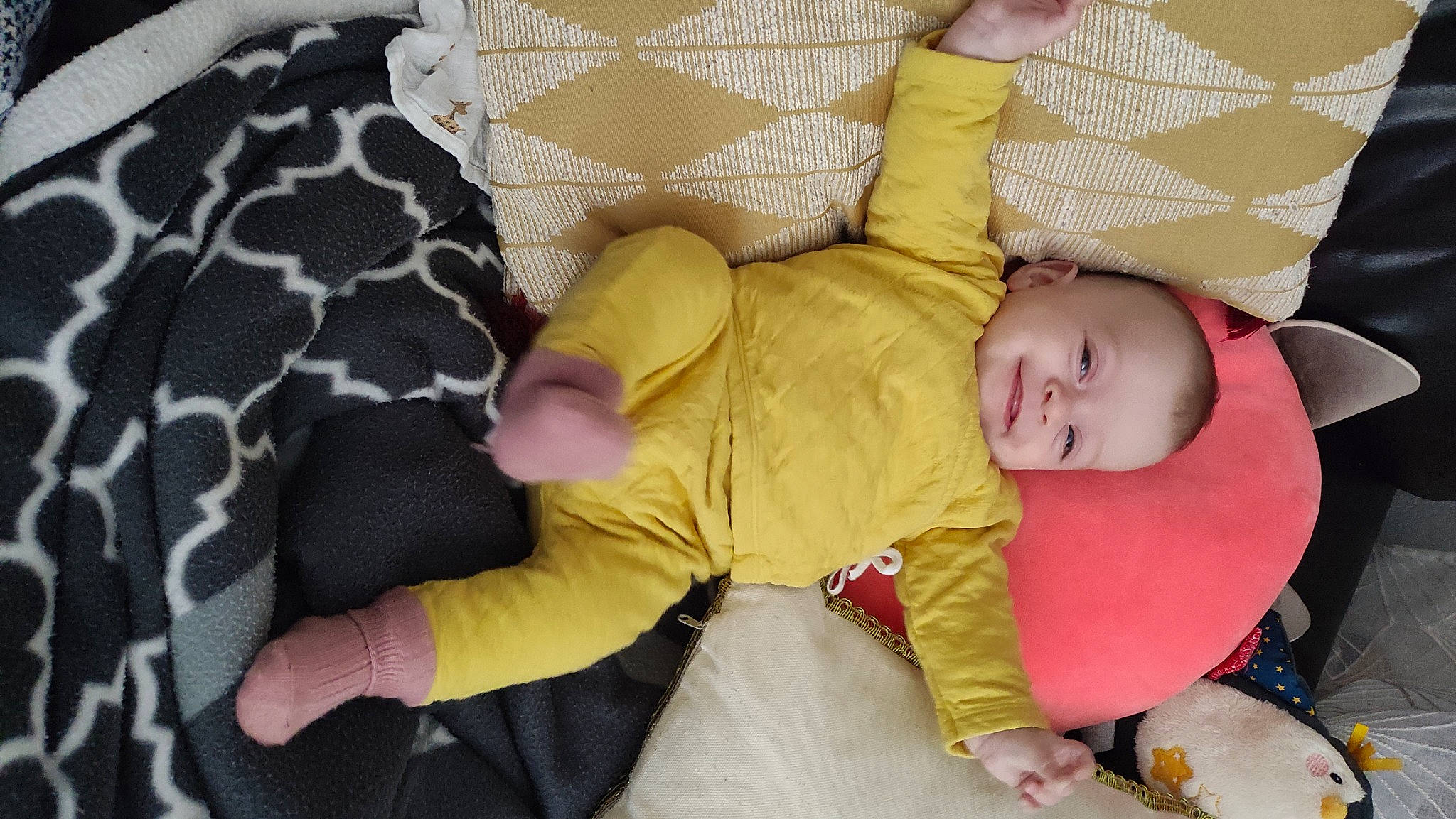 Tesnym a rejoint le concours — aidez-le/la à gagner de superbes lots ! baby, baby_products, baby_toddler_clothing, bedtime, child, comfort, couch, finger, infant_bed, lap, linens, pattern, person, room, sitting, skin, sleeve, sock, toddler, white