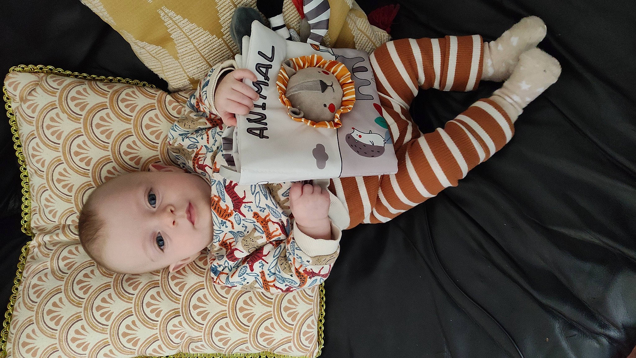 Tesnym a rejoint le concours — aidez-le/la à gagner de superbes lots ! baby, baby_products, baby_toddler_clothing, child, comfort, eyelash, fashion_accessory, hat, headgear, linens, pattern, peach, person, room, sleeve, tableware, textile, toddler