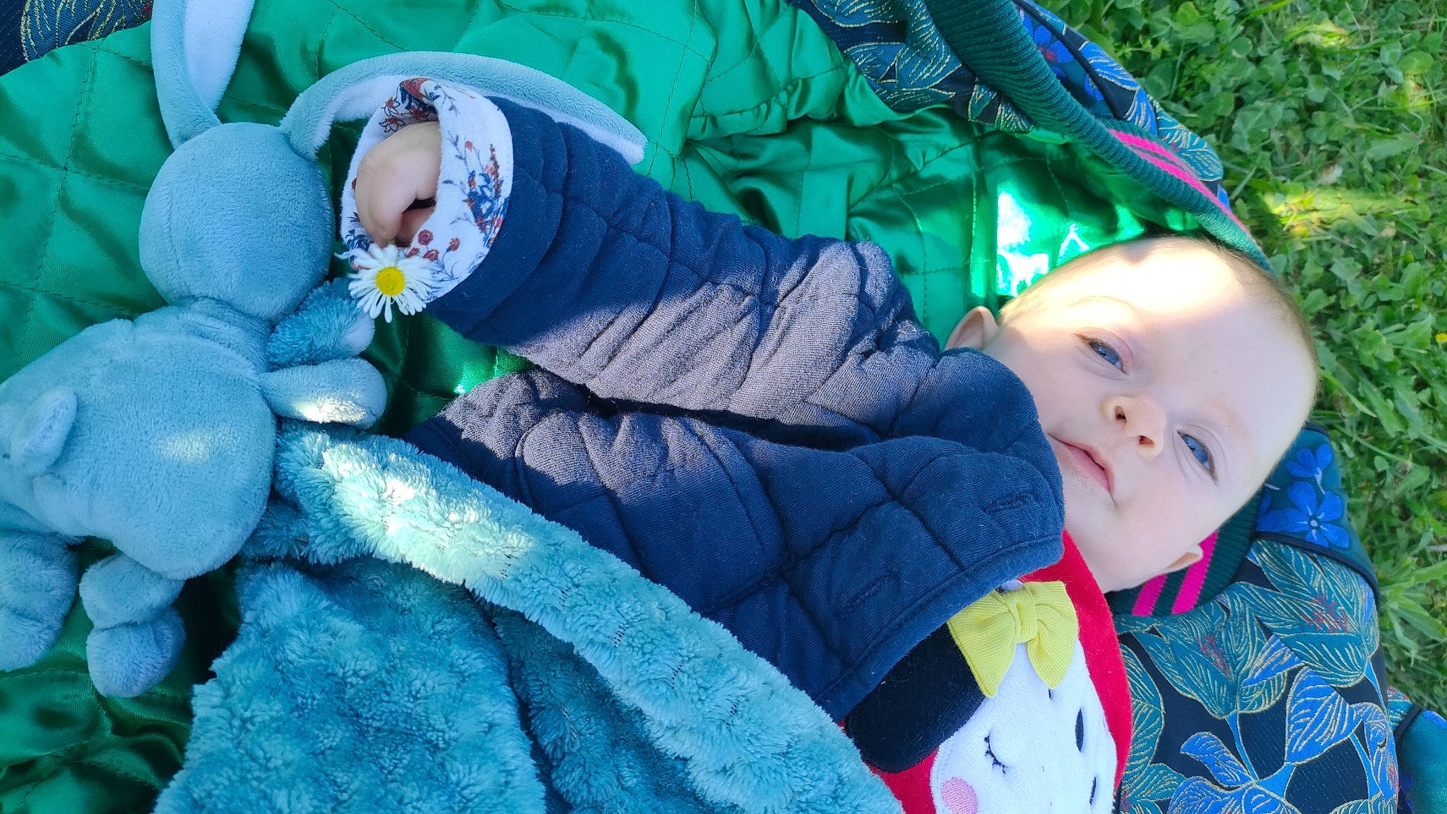 Tesnym a rejoint le concours — aidez-le/la à gagner de superbes lots ! azure, baby, blue, child, electric_blue, fun, grass, green, happy, headgear, leaf, leisure, people_in_nature, person, plant, recreation, sunglasses, textile, toddler, toy