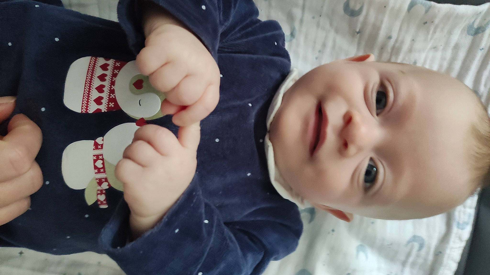 Tesnym a rejoint le concours — aidez-le/la à gagner de superbes lots ! baby, baby_toddler_clothing, beauty, cheek, child, clothing, drinkware, facial_expression, foot, gesture, human, mammal, mouth, nail, nose, person, product, skin, sleeve, thumb