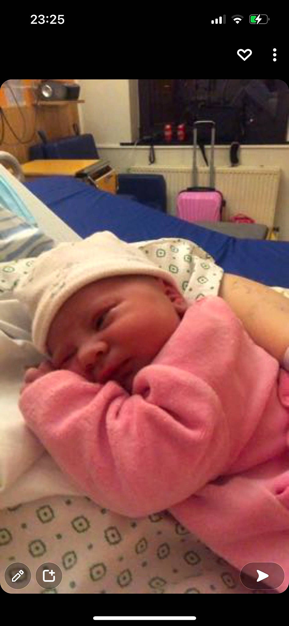 Layana a rejoint le concours — aidez-le/la à gagner de superbes lots ! baby, baby_products, baby_sleeping, baby_toddler_clothing, bedding, bedtime, cabinetry, cheek, childbirth, comfort, hat, headgear, headwear, linens, mouth, nap, person, pink, room, sink