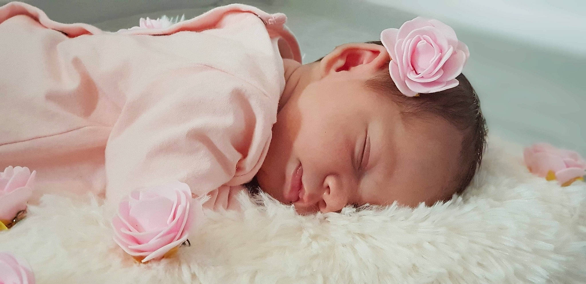 Alice participe au concours pour gagner de l'argent avec cette photo : baby, baby_sleeping, baby_toddler_clothing, beauty, bedtime, child, comfort, eyelash, face, flower, happy, head, headgear, linens, lip, person, petal, pink, skin, textile