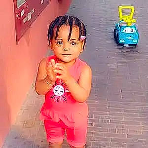 Luna a rejoint le concours — aidez-le/la à gagner de superbes lots ! baby, baby_grabbing_for_something, baby_toddler_clothing, child, cleanliness, finger, person, picture_frame, pink, plastic, play, product, sleeveless_shirt, standing, thumb, toddler