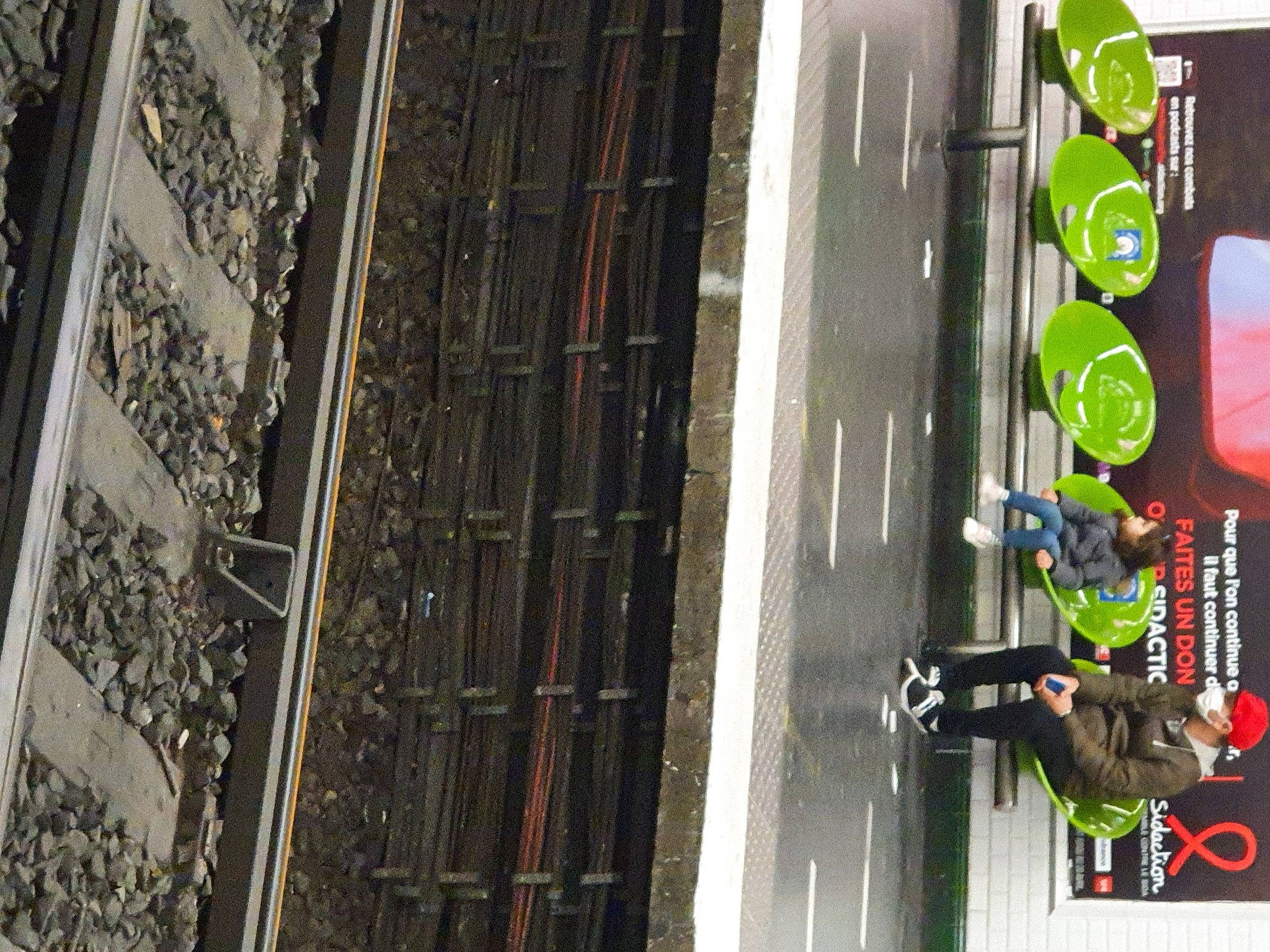 Luna participe au concours pour gagner de l'argent avec cette photo : asphalt, concrete, green, motorcycle, person, race_track, racing