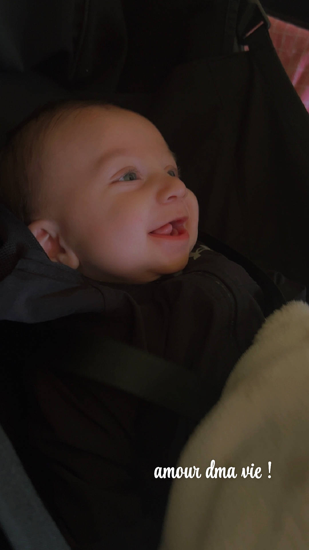 Kayden a rejoint le concours — aidez-le/la à gagner de superbes lots ! baby, bodypart, bonnet, car, car_interior, carseat, clothing, face, happy, hat, head, mouth, newborn, person, photography, portrait, smile, stroller, transportation, vehicle