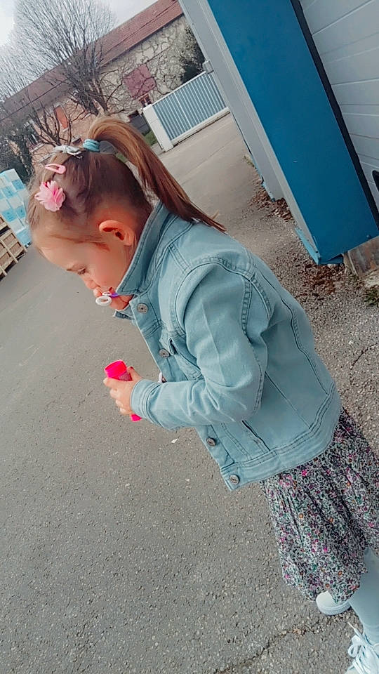 Kellyah a rejoint le concours — aidez-le/la à gagner de superbes lots ! asphalt, child, costume, denim, electric_blue, eyewear, fashion_accessory, fun, leisure, magenta, pattern, person, pink, recreation, road_surface, sidewalk, sitting, sleeve, textile, toddler