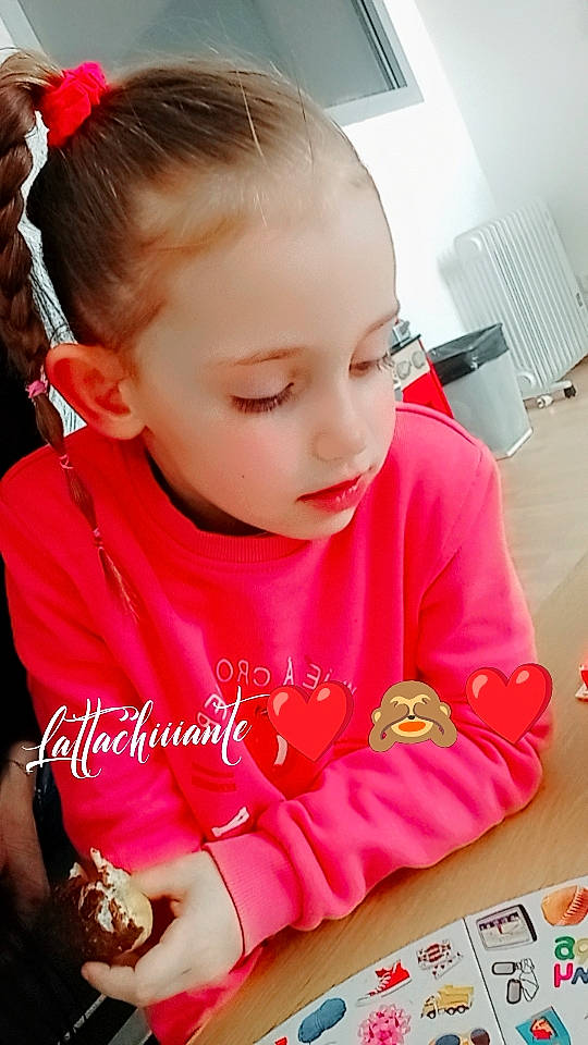 Kellyah participe au concours pour gagner de l'argent avec cette photo : baby, baby_toddler_clothing, cheek, child, ear, eyelash, finger, flooring, fun, gadget, hair_tie, happy, person, pink, play, red, sitting, skin, sleeve, t_shirt