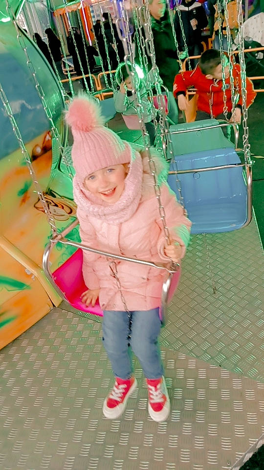 Kellyah participe au concours pour gagner de l'argent avec cette photo : boot, child, christmas, event, fashion_accessory, fictional_character, fun, grass, green, happy, headwear, holiday, joy, leisure, outdoor_play_equipment, person, pink, play, recreation, textile