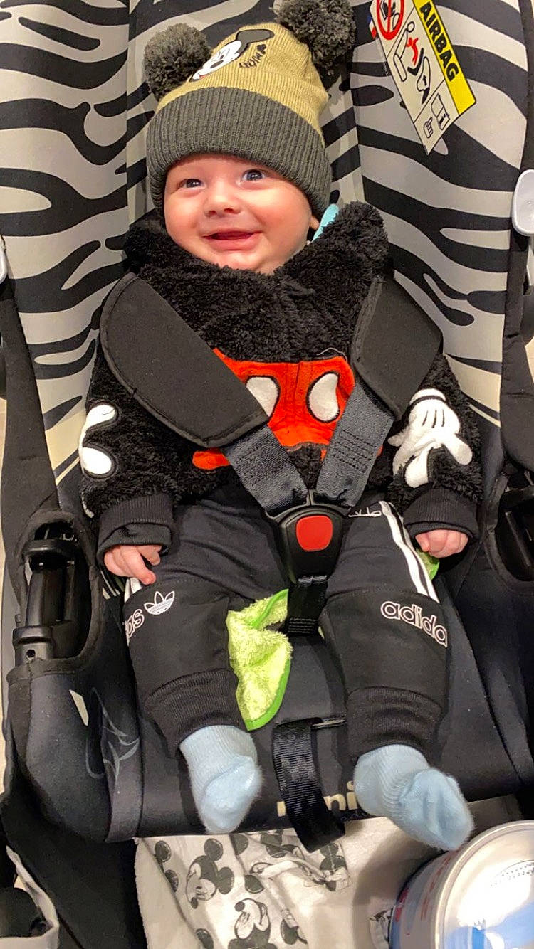 Luciano participe au concours pour gagner de l'argent avec cette photo : auto_part, baby, baby_carriage, baby_products, baby_safety, baby_toddler_clothing, beanie, car_seat, child, comfort, headwear, joy, pattern, person, personal_protective_equipment, sitting, sleeve, smile, toddler