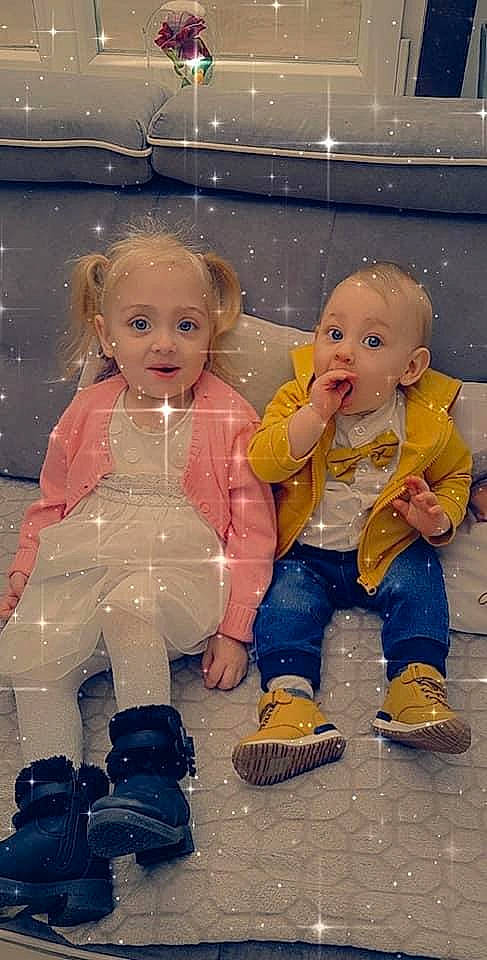 Sacha a rejoint le concours — aidez-le/la à gagner de superbes lots ! cheek, doll, eye, facial_expression, footwear, fun, hairstyle, happy, human_body, leg, mammal, nose, people, person, pink, product, skin, sneakers, standing, surprise