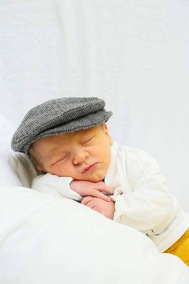 Sacha participe au concours pour gagner de l'argent avec cette photo : baby, baby_sleeping, baby_toddler_clothing, beanie, bedding, cap, child, comfort, fur, happy, headwear, knit_cap, linens, nap, person, portrait_photography, sitting, skin, sleep, sleeve