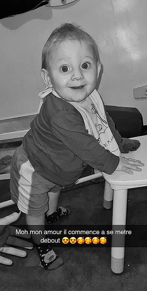 Sacha participe au concours pour gagner de l'argent avec cette photo : baby, baby_products, baby_toddler_clothing, black_and_white, child, comfort, flash_photography, formal_wear, happy, joy, monochrome, monochrome_photography, person, poster, sitting, sleeve, smile, standing, stock_photography, style