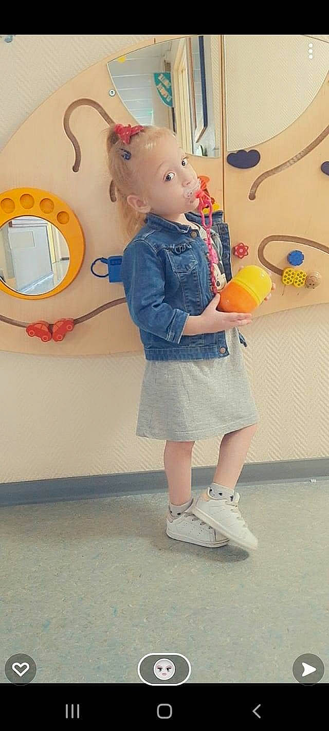 Alena a rejoint le concours — aidez-le/la à gagner de superbes lots ! art, child, doll, fashion, fashion_design, fun, human_leg, joint, knee, mirror, person, pink, room, shelf, shorts, sock, standing, surprise, t_shirt, toy