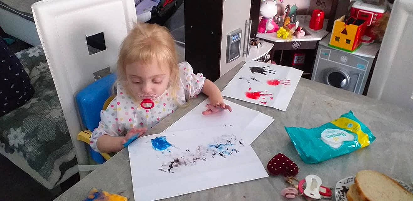 Alena participe au concours pour gagner de l'argent avec cette photo : art, artist, child, child_art, desk, event, fun, house, illustration, office_supplies, paint, painting, person, play, room, t_shirt, table, toddler, tree, visual_arts