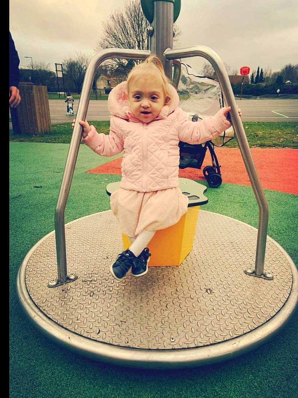 Alena a rejoint le concours — aidez-le/la à gagner de superbes lots ! baby, baby_toddler_clothing, blond, child, city, cloud, dress, fun, grass, happy, leisure, outdoor_play_equipment, person, playground, playground_slide, recreation, shorts, sky, swing, toddler
